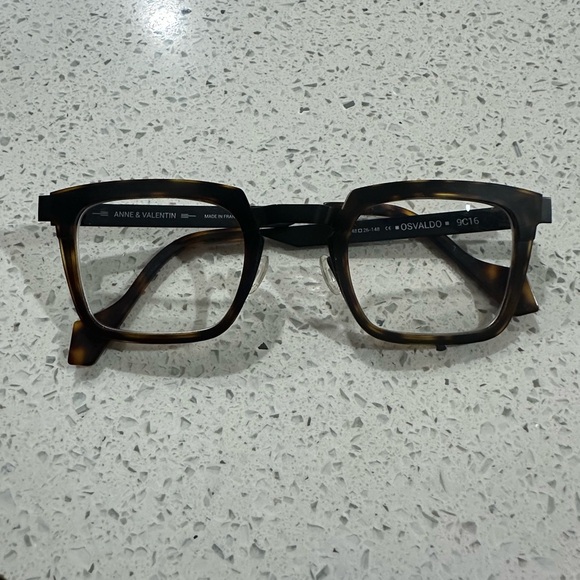 Anne et Valentín Tortoise Shell Glasses - Picture 2 of 7